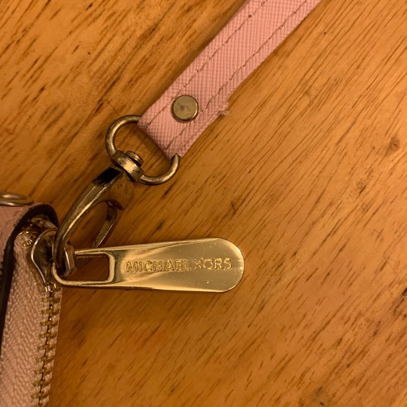 Michael Kors Pink Wristlet Wallet. - Picture 6 of 9